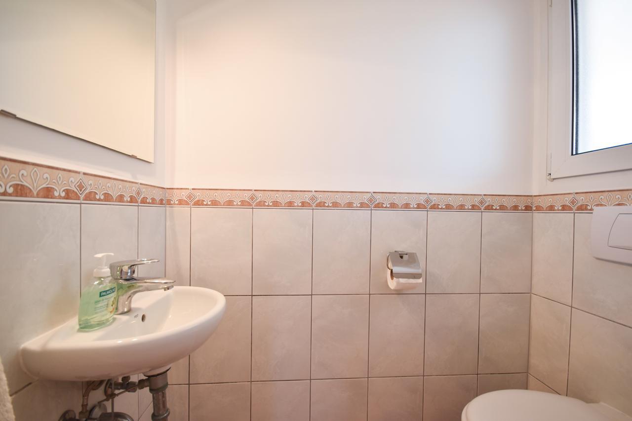 In The Second Line, Modern Beachfront Holiday Home In Costabella, Marbella Eksteriør billede