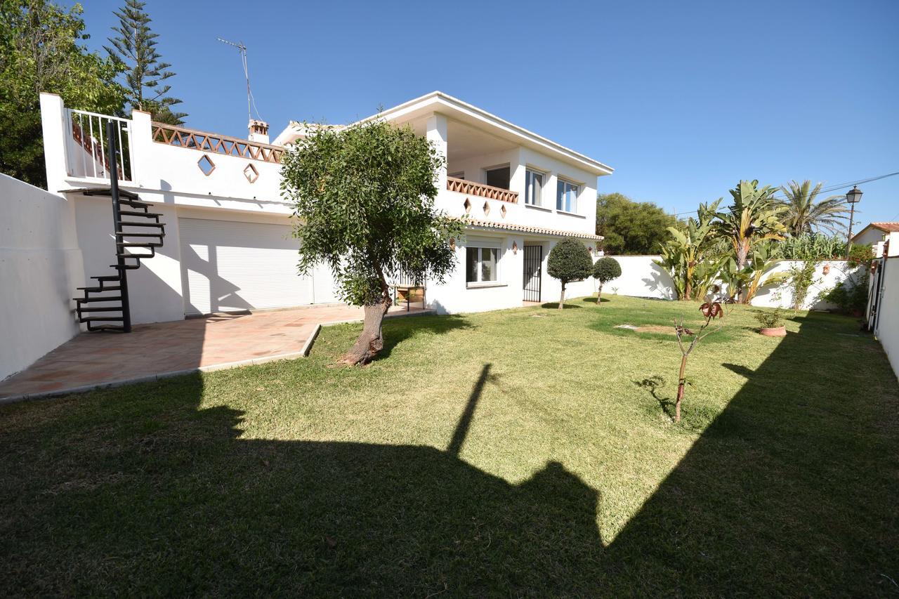 In The Second Line, Modern Beachfront Holiday Home In Costabella, Marbella Eksteriør billede