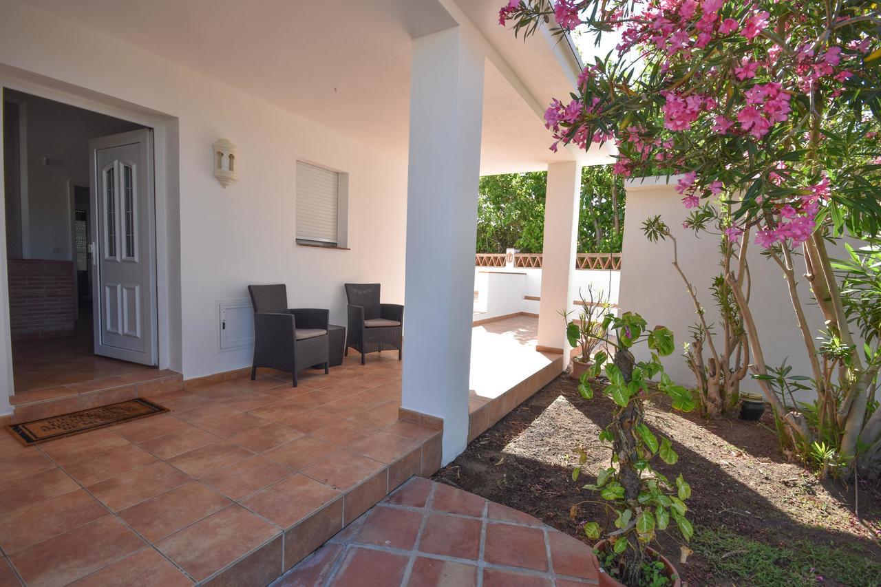 In The Second Line, Modern Beachfront Holiday Home In Costabella, Marbella Eksteriør billede