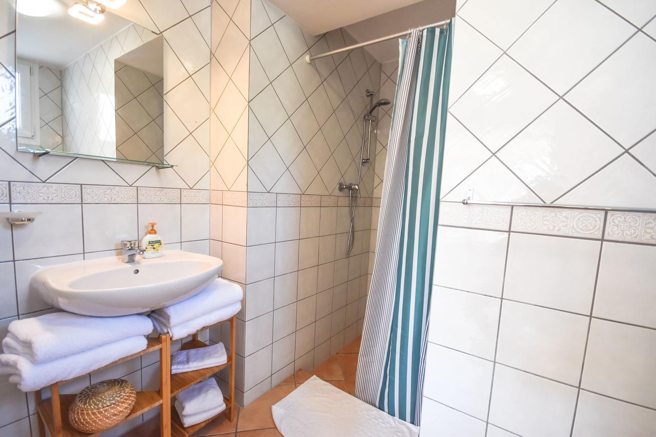 In The Second Line, Modern Beachfront Holiday Home In Costabella, Marbella Eksteriør billede