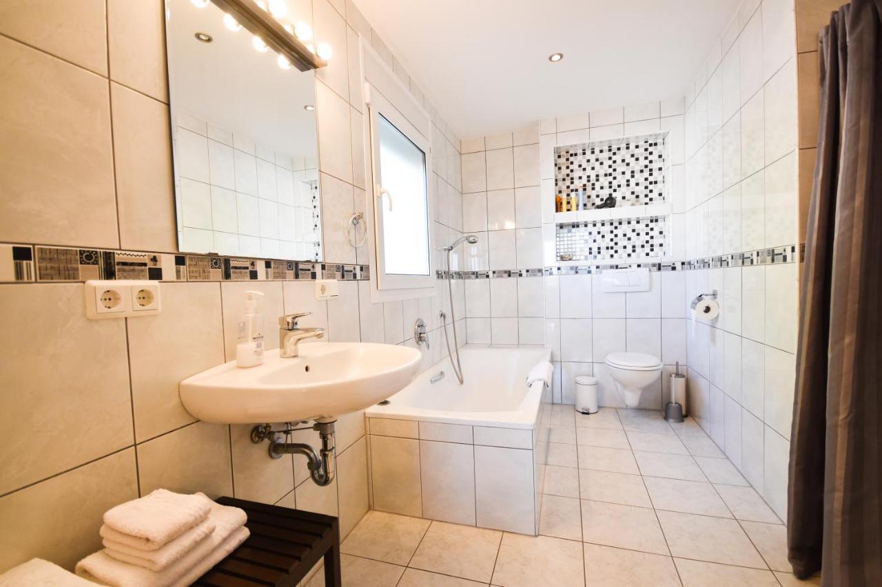 In The Second Line, Modern Beachfront Holiday Home In Costabella, Marbella Eksteriør billede