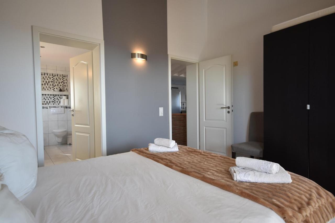 In The Second Line, Modern Beachfront Holiday Home In Costabella, Marbella Eksteriør billede