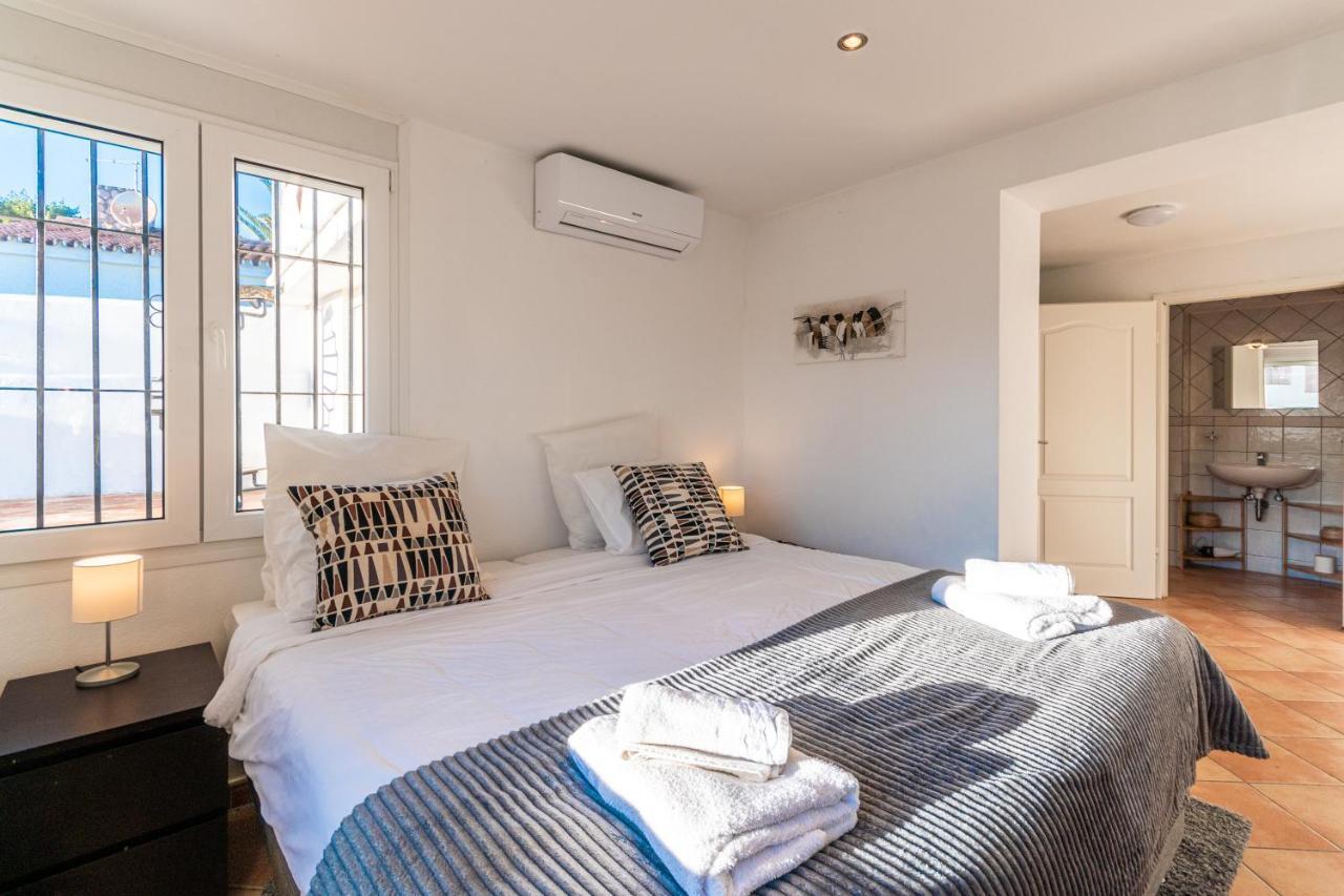 In The Second Line, Modern Beachfront Holiday Home In Costabella, Marbella Eksteriør billede