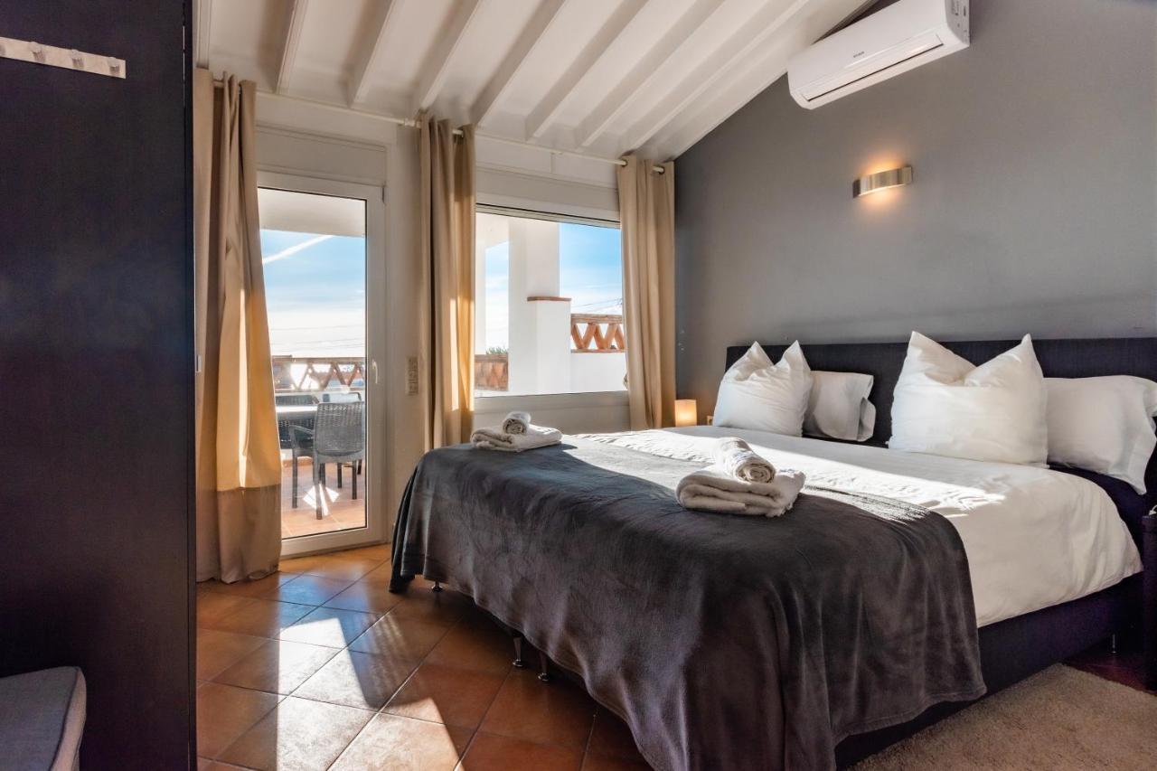 In The Second Line, Modern Beachfront Holiday Home In Costabella, Marbella Eksteriør billede