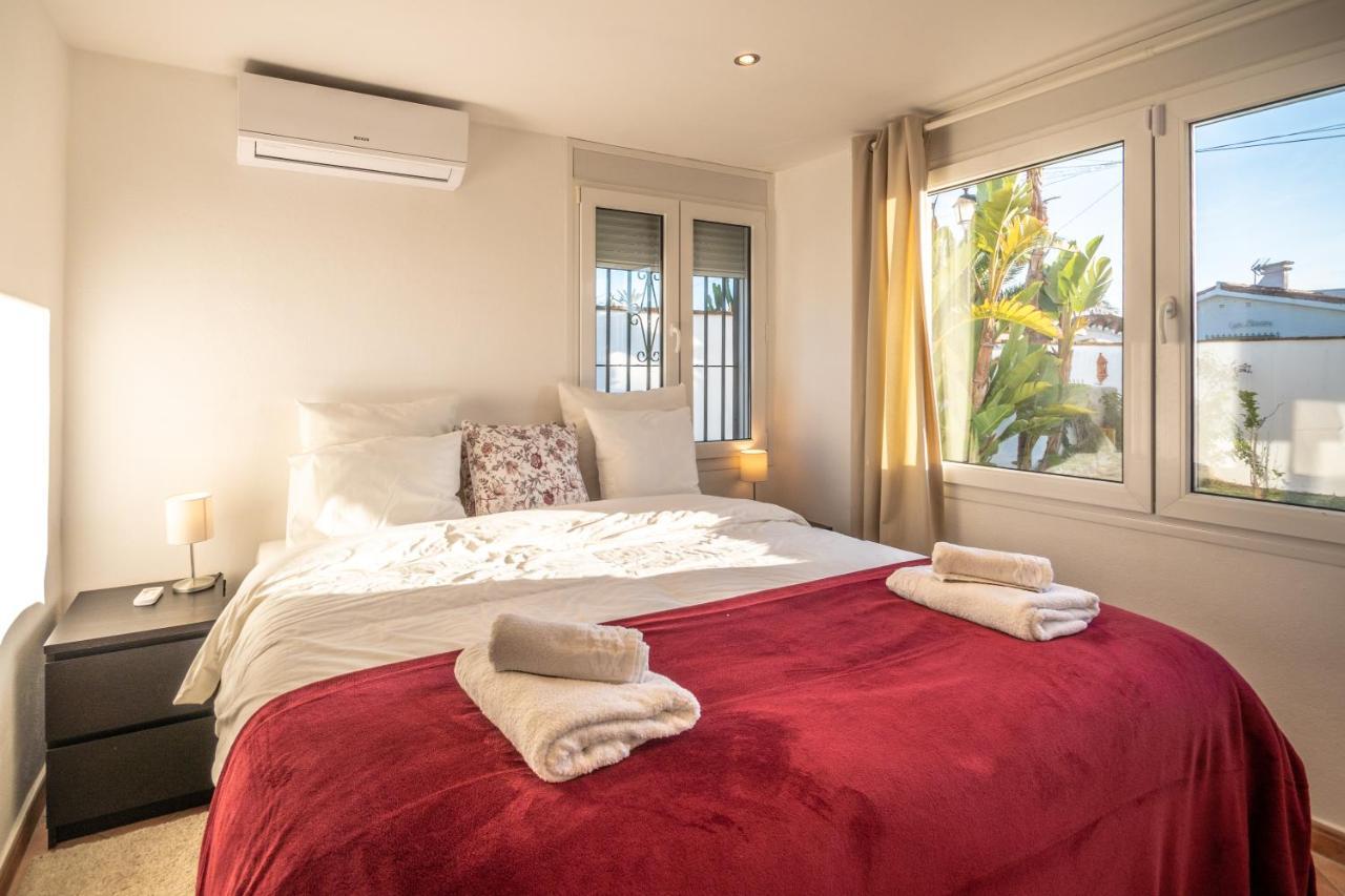 In The Second Line, Modern Beachfront Holiday Home In Costabella, Marbella Eksteriør billede